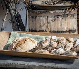 Frisches Brot direkt aus dem Holzofen | © Lichtfarben
