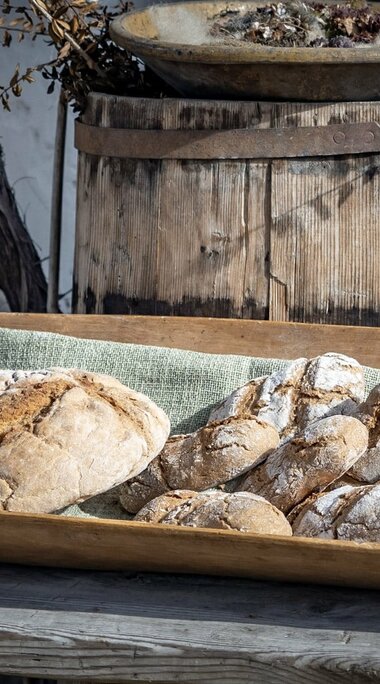 Fresh bread straight from the wood-fired oven | © Lichtfarben