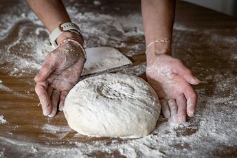 Baking bread - and off into the oven | © Lichtfarben