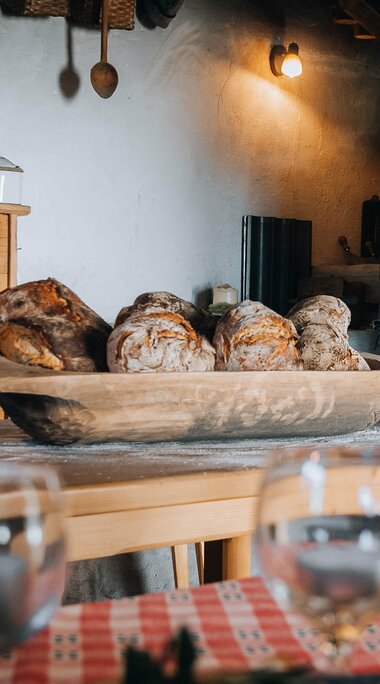Baking bread in a wood-fired oven | © Monja Kraner